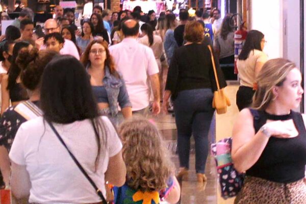 13. A normal crowded weekend at a middle-class shopping center in the West Zone of the city. Rio de Janeiro, Brazil, 2022.
