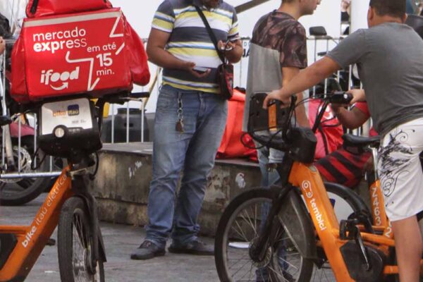 16. Groups of deliverymen rent bikes for the day and wait at squares near popular restaurants, such as fast-food chains, to demand for delivering services through apps.