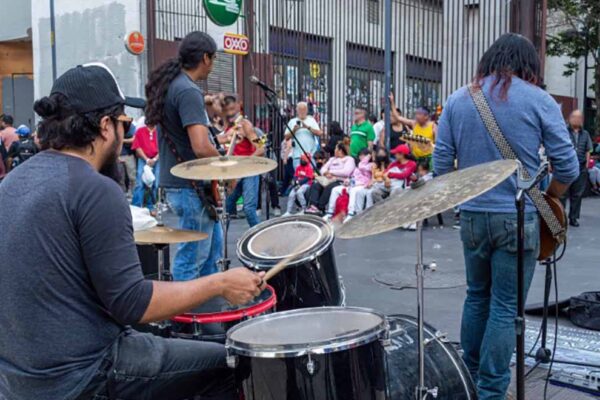 Street performance
(February 2023)